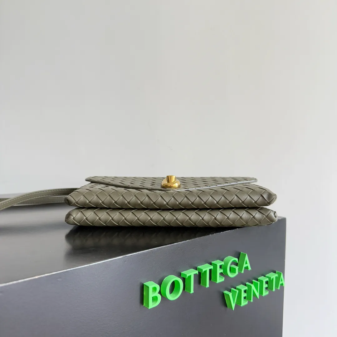 Batch 1660 BOTTEGA VENETA 2025 new product KNOT LOCK crossbody bag subverts the rigid lines of traditional tote bags, using drapey leather to create a three-dimensional silhouette that breathes. It has compartments and multiple card slots inside, making it a versatile commuter bag that can be used in various occasions. The details are full of exquisiteness, the casual retro color tone, and the upper body are full of elegance. Whether you are commuting or going out on the street, you can easily hold it. The two carrying methods of hand-carrying and long shoulder strap are very practical! At the same time, the shoulder strap is detachable, suitable for various dressing styles~ Whether it is a dinner party or daily commuting, it can be easily controlled and becomes your versatile tool❤️ Style number: 817191 Size: 25*16*5.5cm